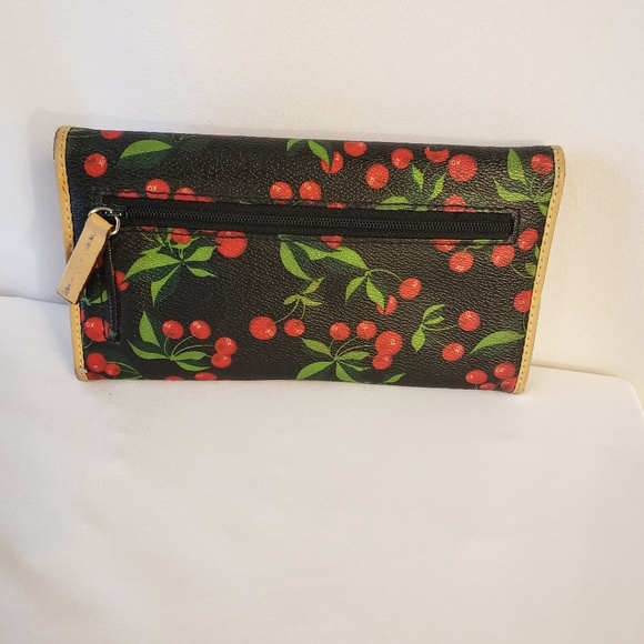 Xoxo Wallet And Wristlet Purse - Picture 2 of 8